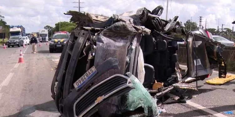 Acidente nesta manhã de sábado deixa técnica de enfermagem morta na BR-324