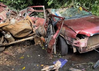 ​Acidente entre carro e carro-forte deixa três mortos na BR-101
