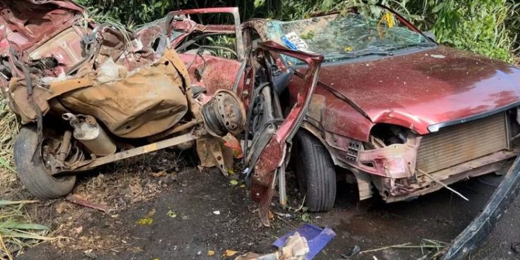 Acidente entre carro e carro-forte deixa três mortos na BR-101