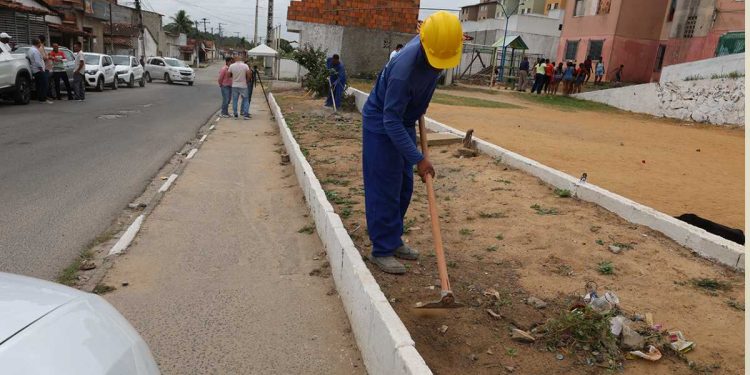 Prefeitura de Feira autoriza obras em campo de futebol e área de lazer no bairro Aviário