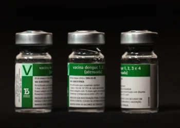 SUS inicia aplicação de vacina inédita contra a dengue em três cidades
