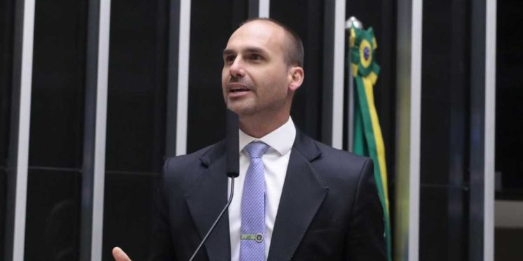 Polícia Federal afasta Eduardo Bolsonaro do cargo por faltas injustificadas
