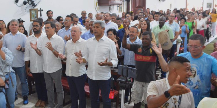 Fé e tradição: Humildes encerra trezenário com missa solene e procissão histórica