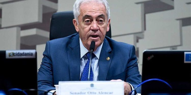 Senador Otto Alencar passa por cirurgia cardíaca às pressas em Salvador
