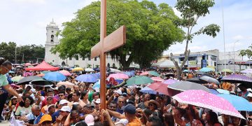 Milhares de fiéis tomam as ruas na 12ª Caminhada do Perdão em Feira