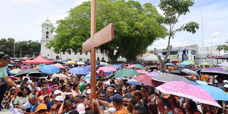 Milhares de fiéis tomam as ruas na 12ª Caminhada do Perdão em Feira