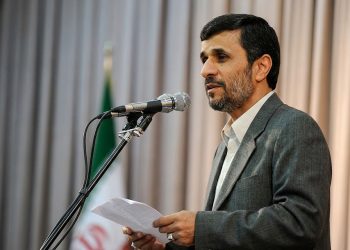 Mahmoud Ahmadinejad morre após ataques aéreos em Teerã