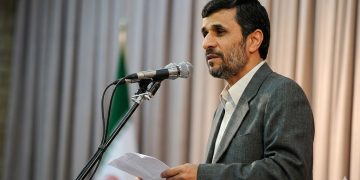 Mahmoud Ahmadinejad morre após ataques aéreos em Teerã