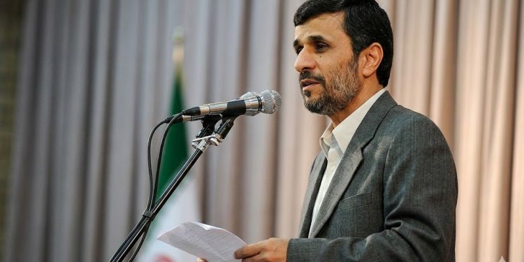 Mahmoud Ahmadinejad morre após ataques aéreos em Teerã