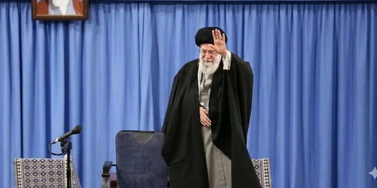 Irã confirma morte de Ali Khamenei após ataques dos EUA e Israel