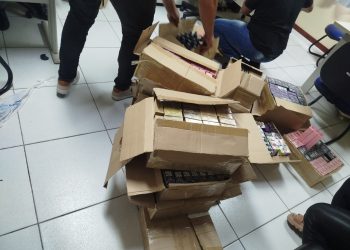 Polícia Civil apreende 870 perfumes falsificados no centro de Feira
