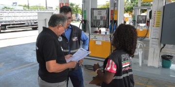 Procon intensifica fiscalização em postos e investiga margem de lucro dos combustíveis em Feira de Santana
