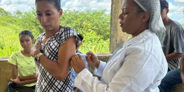 Vacinação itinerante chega à zona rural e leva imunização a povoados de Feira de Santana