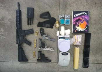 PM prende trio e apreende armas, drogas e bloqueador de sinal em condomínio de Feira